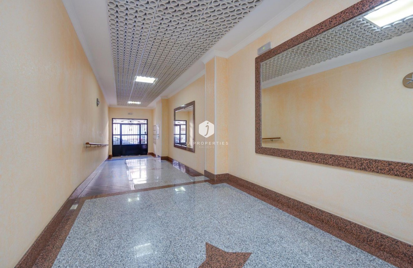 Z drugiej ręki - Mieszkanie w bloku -
Torrevieja