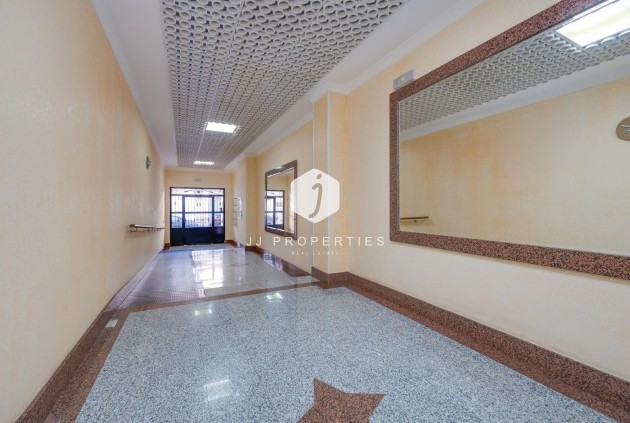 Z drugiej ręki - Mieszkanie w bloku -
Torrevieja