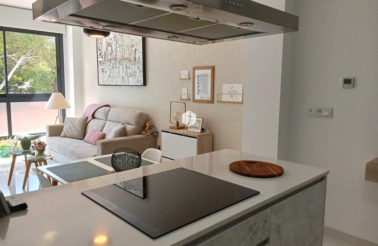 Z drugiej ręki - Mieszkanie w bloku -
Torrevieja - Estacion de autobuses