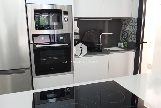 Z drugiej ręki - Mieszkanie w bloku -
Torrevieja - Estacion de autobuses