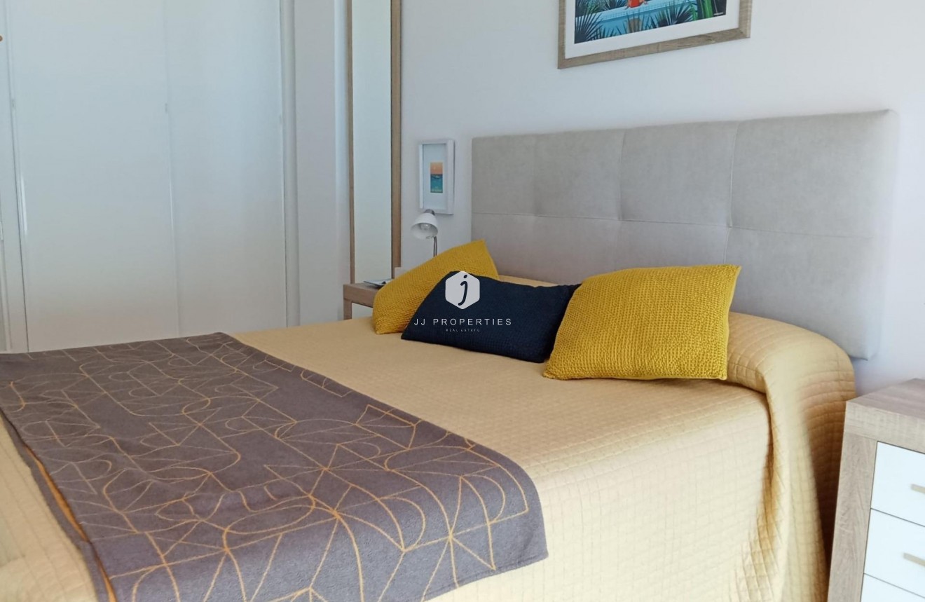 Z drugiej ręki - Mieszkanie w bloku -
Torrevieja - Estacion de autobuses