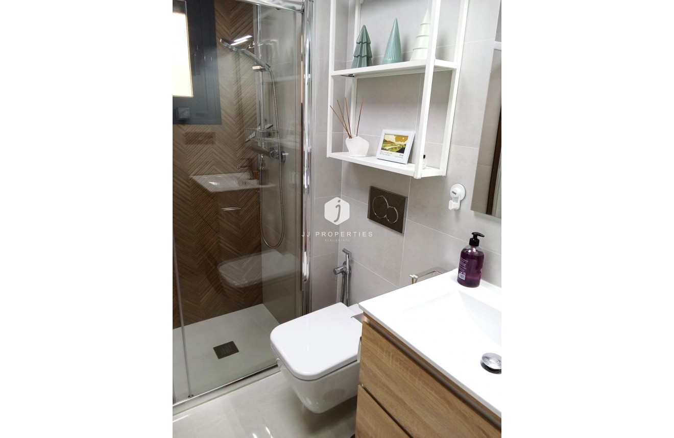 Z drugiej ręki - Mieszkanie w bloku -
Torrevieja - Estacion de autobuses