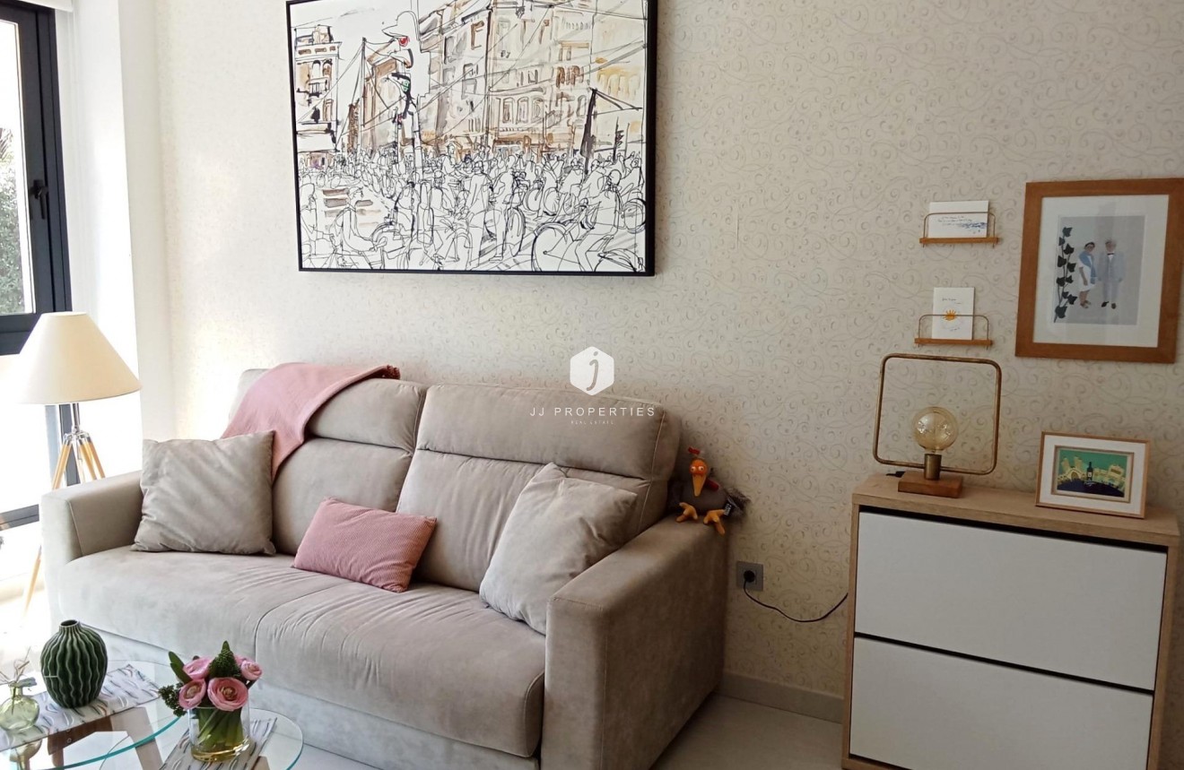 Z drugiej ręki - Mieszkanie w bloku -
Torrevieja - Estacion de autobuses