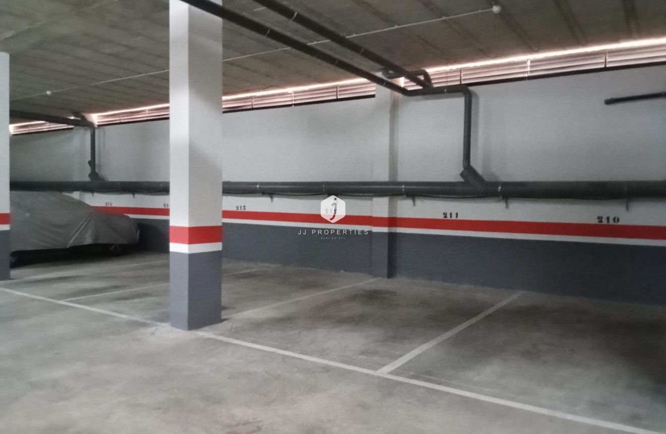 Z drugiej ręki - Mieszkanie w bloku -
Torrevieja - Estacion de autobuses