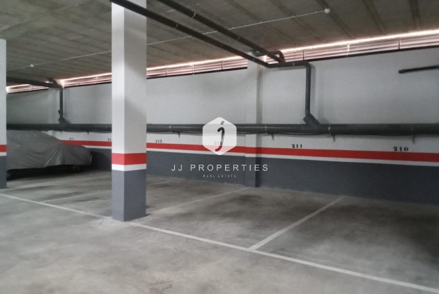 Z drugiej ręki - Mieszkanie w bloku -
Torrevieja - Estacion de autobuses