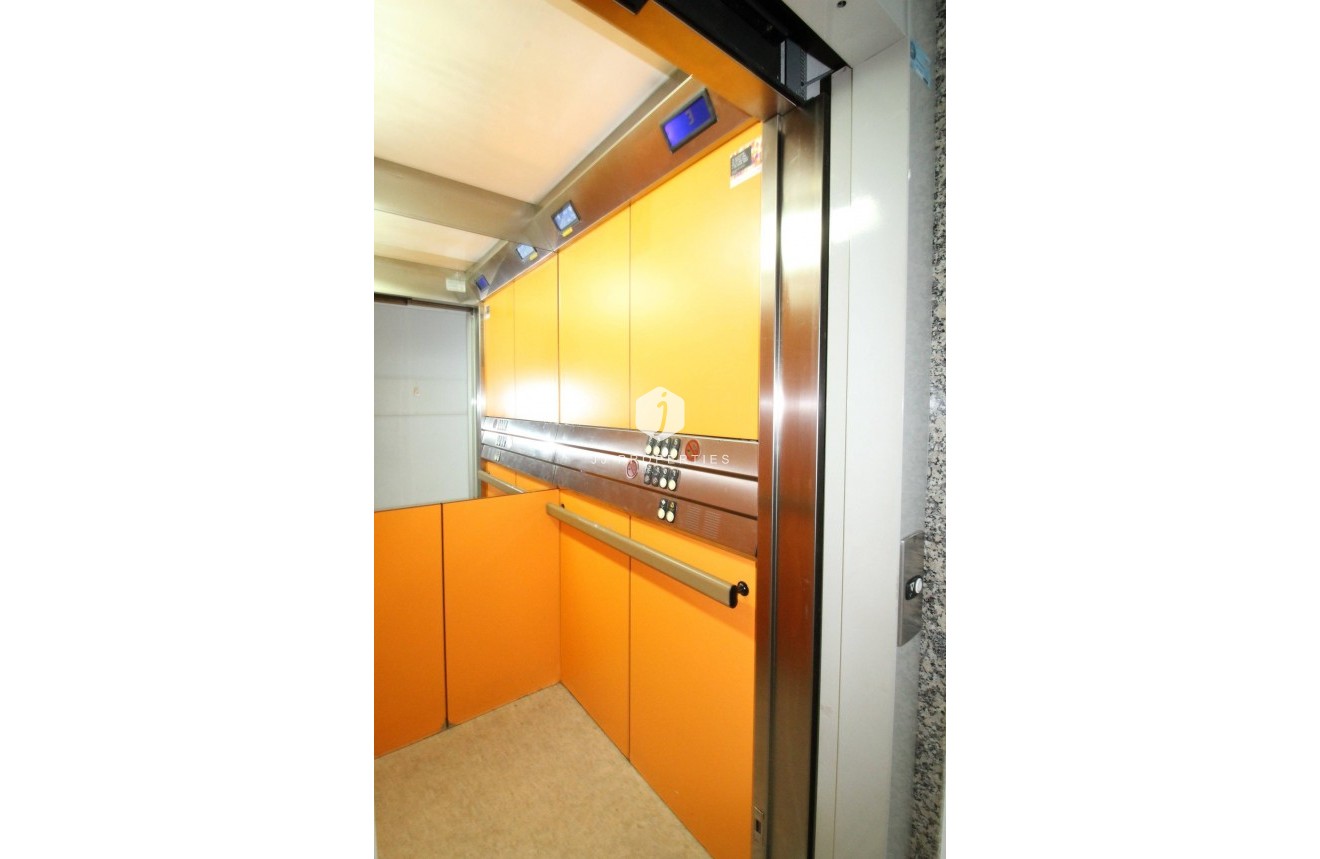 Resale - Apartment / flat -
Torrevieja - Centro