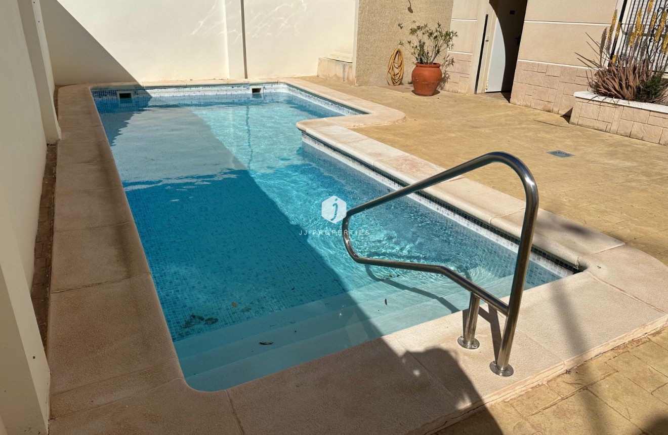 Tweedehands - Appartement / flat -
Jacarilla - Inland