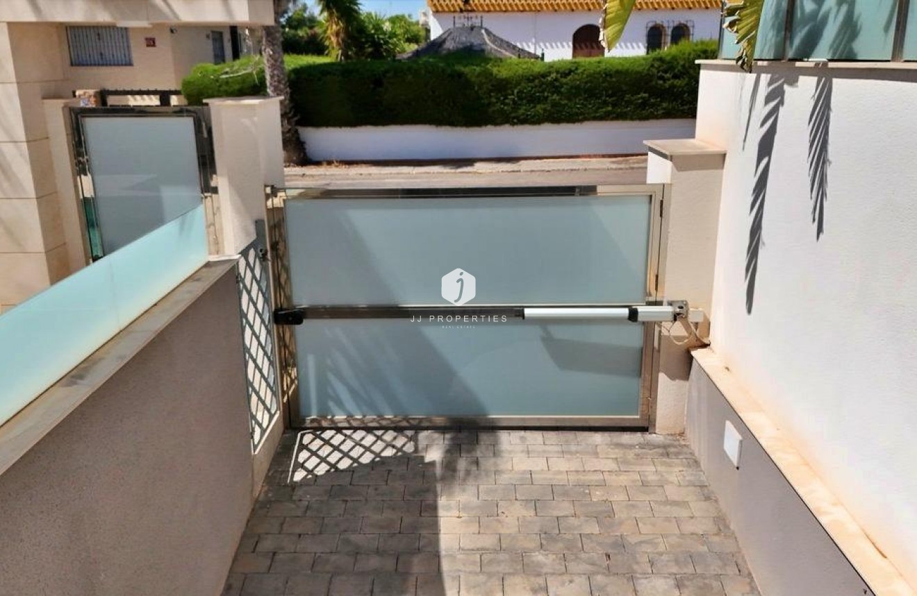 Resale - Villa -
Orihuela Costa - Villamartín