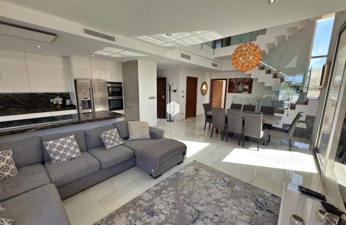 Resale - Villa -
Orihuela Costa - Villamartín