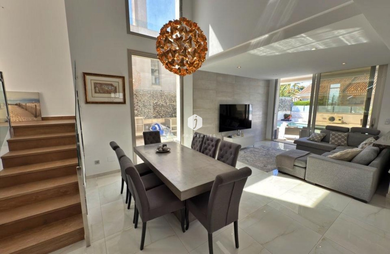 Resale - Villa -
Orihuela Costa - Villamartín