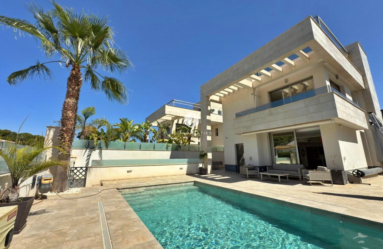 Resale - Villa -
Orihuela Costa - Villamartín