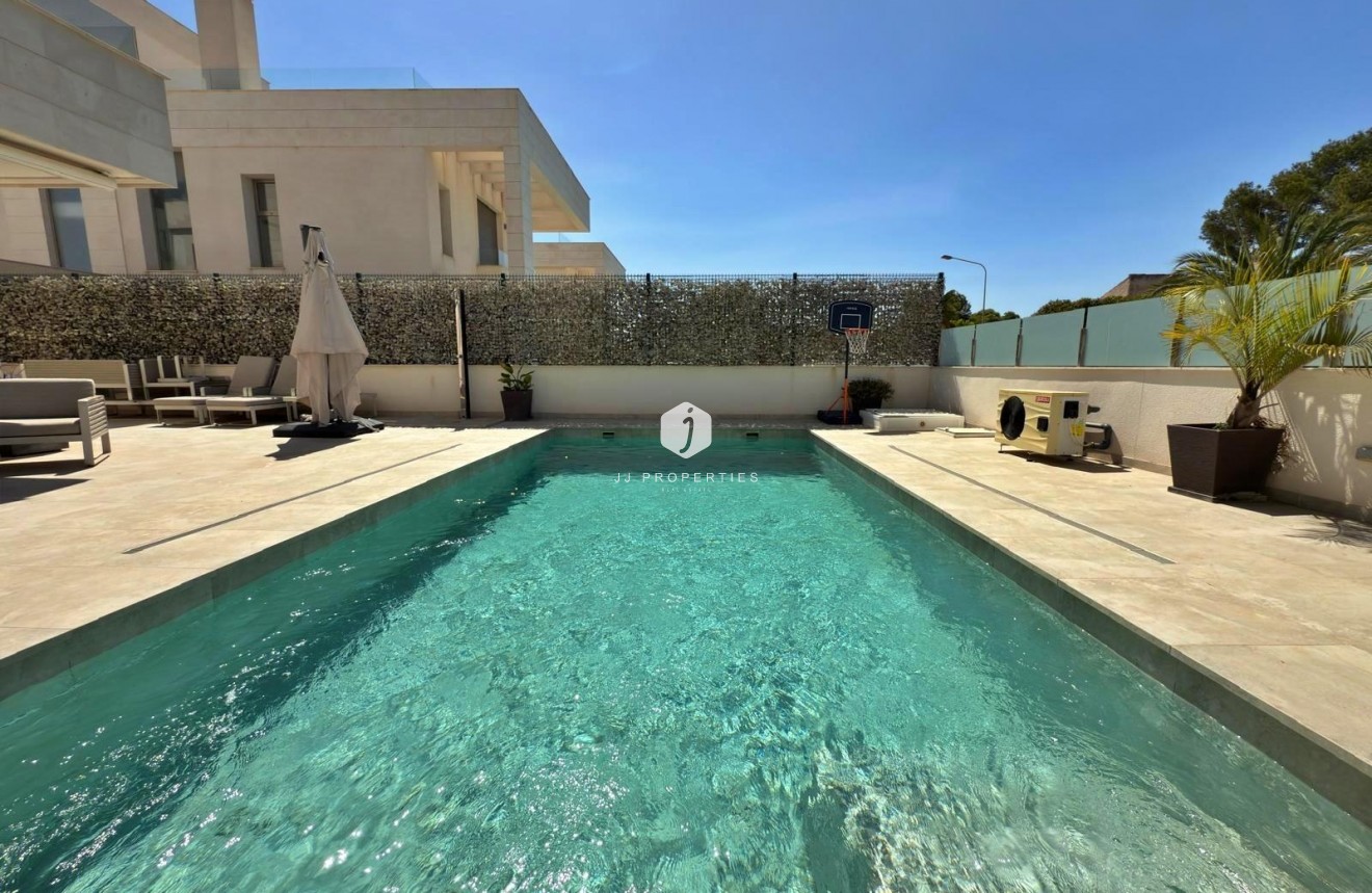 Resale - Villa -
Orihuela Costa - Villamartín