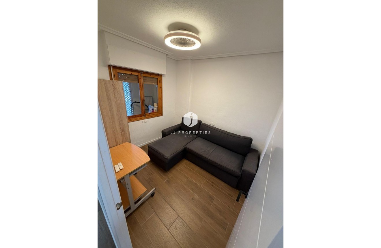 Z drugiej ręki - Mieszkanie w bloku -
Torrevieja - Punta prima