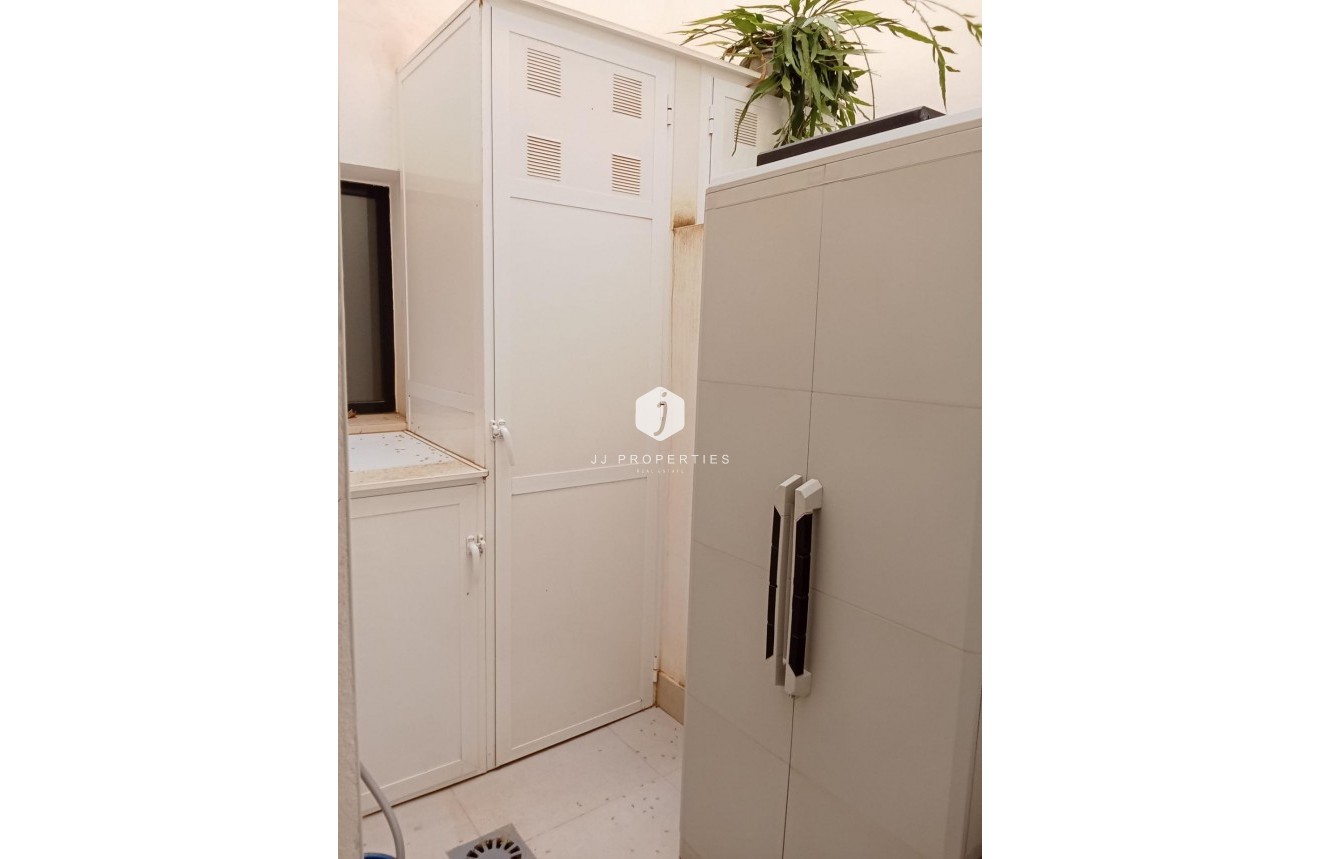 Aus zweiter Hand - Wohnung -
Torrevieja - Estacion de autobuses