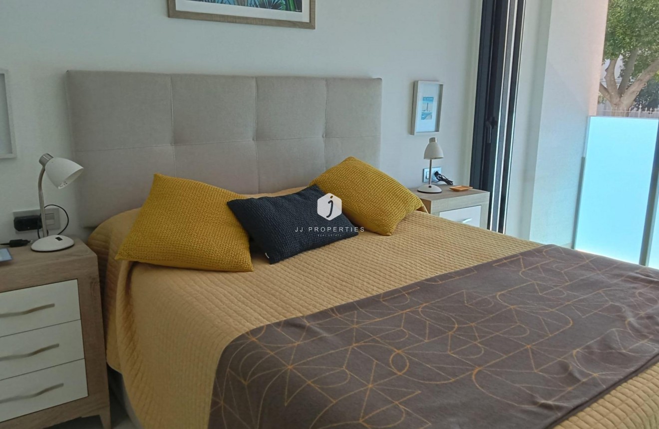 Aus zweiter Hand - Wohnung -
Torrevieja - Estacion de autobuses