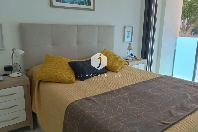 Aus zweiter Hand - Wohnung -
Torrevieja - Estacion de autobuses