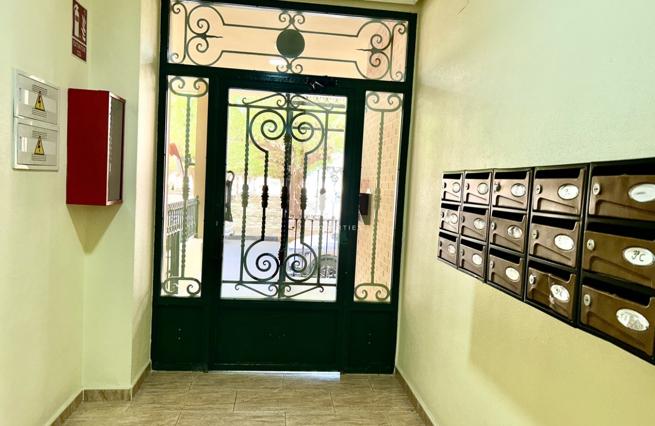 Z drugiej ręki - Mieszkanie w bloku -
Almoradí - Inland