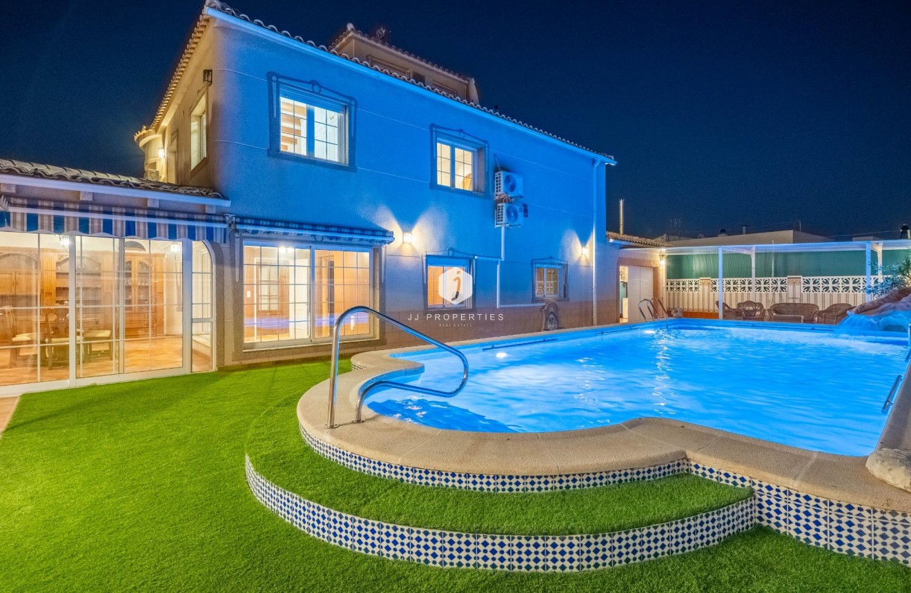 Resale - Villa -
Torrevieja - El chaparral