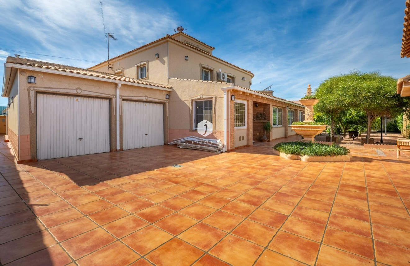 Resale - Villa -
Torrevieja - El chaparral