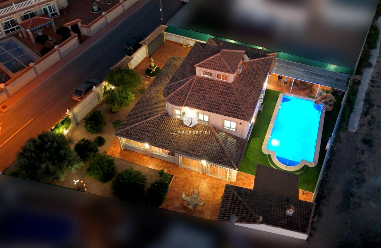 Resale - Villa -
Torrevieja - El chaparral