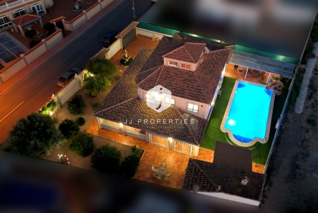 Resale - Villa -
Torrevieja - El chaparral