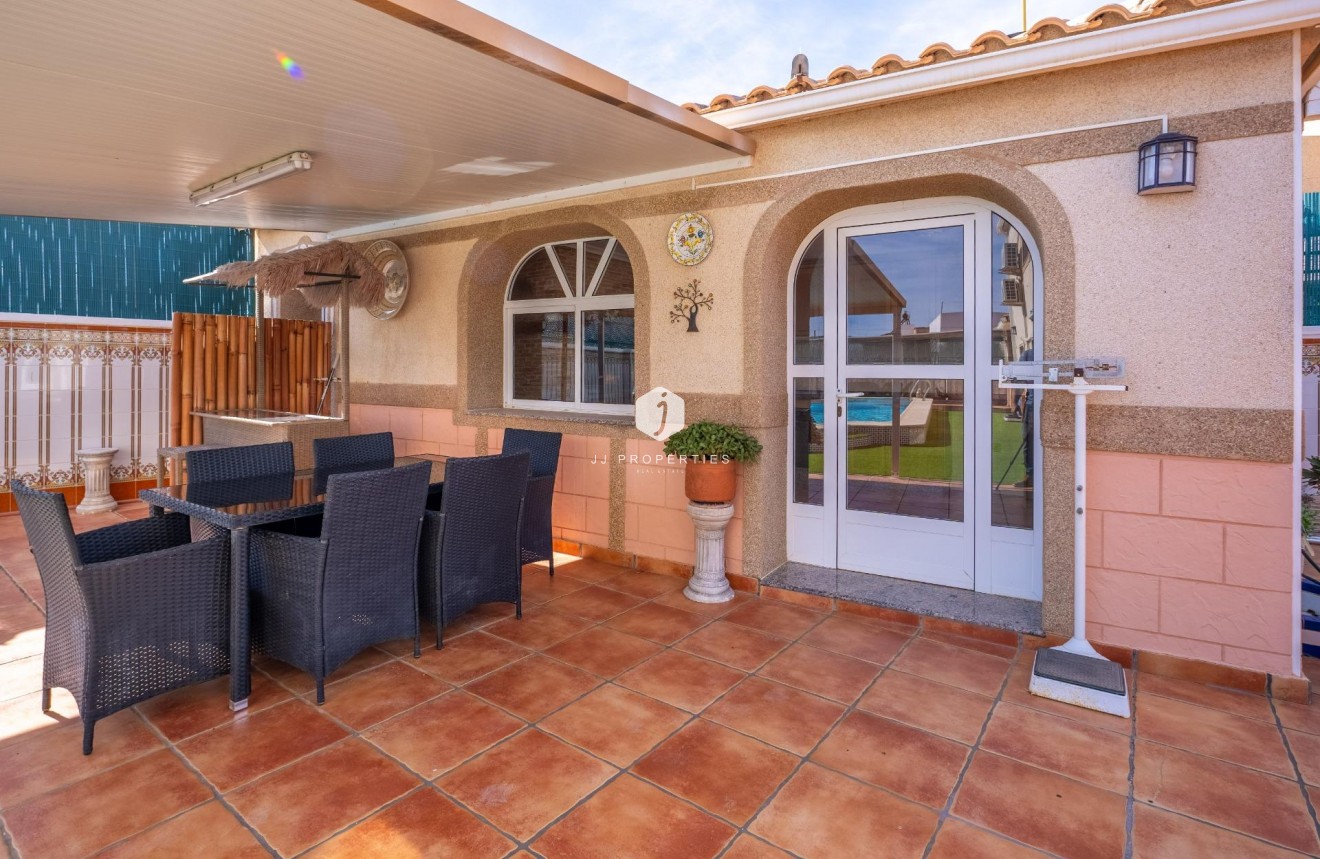 Resale - Villa -
Torrevieja - El chaparral