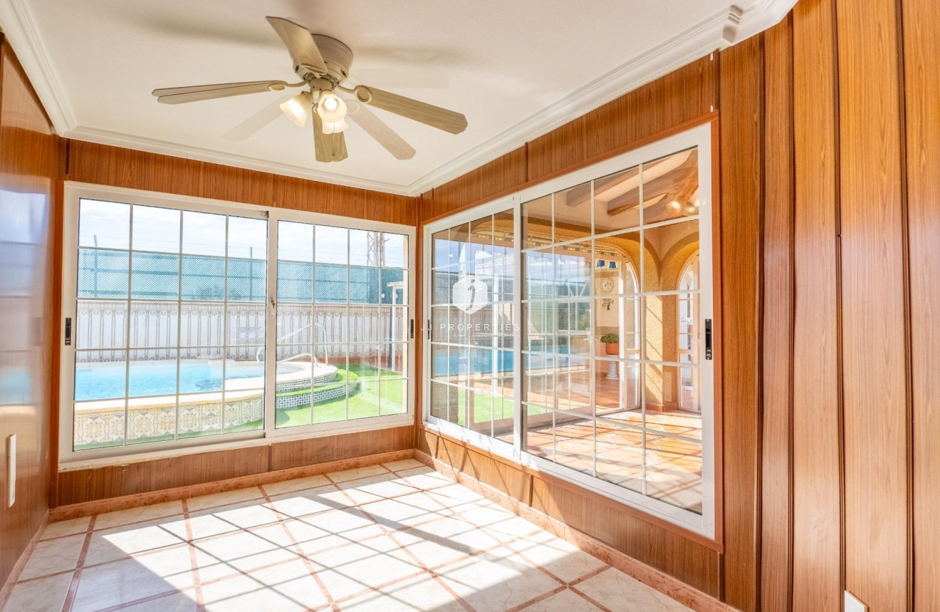 Resale - Villa -
Torrevieja - El chaparral