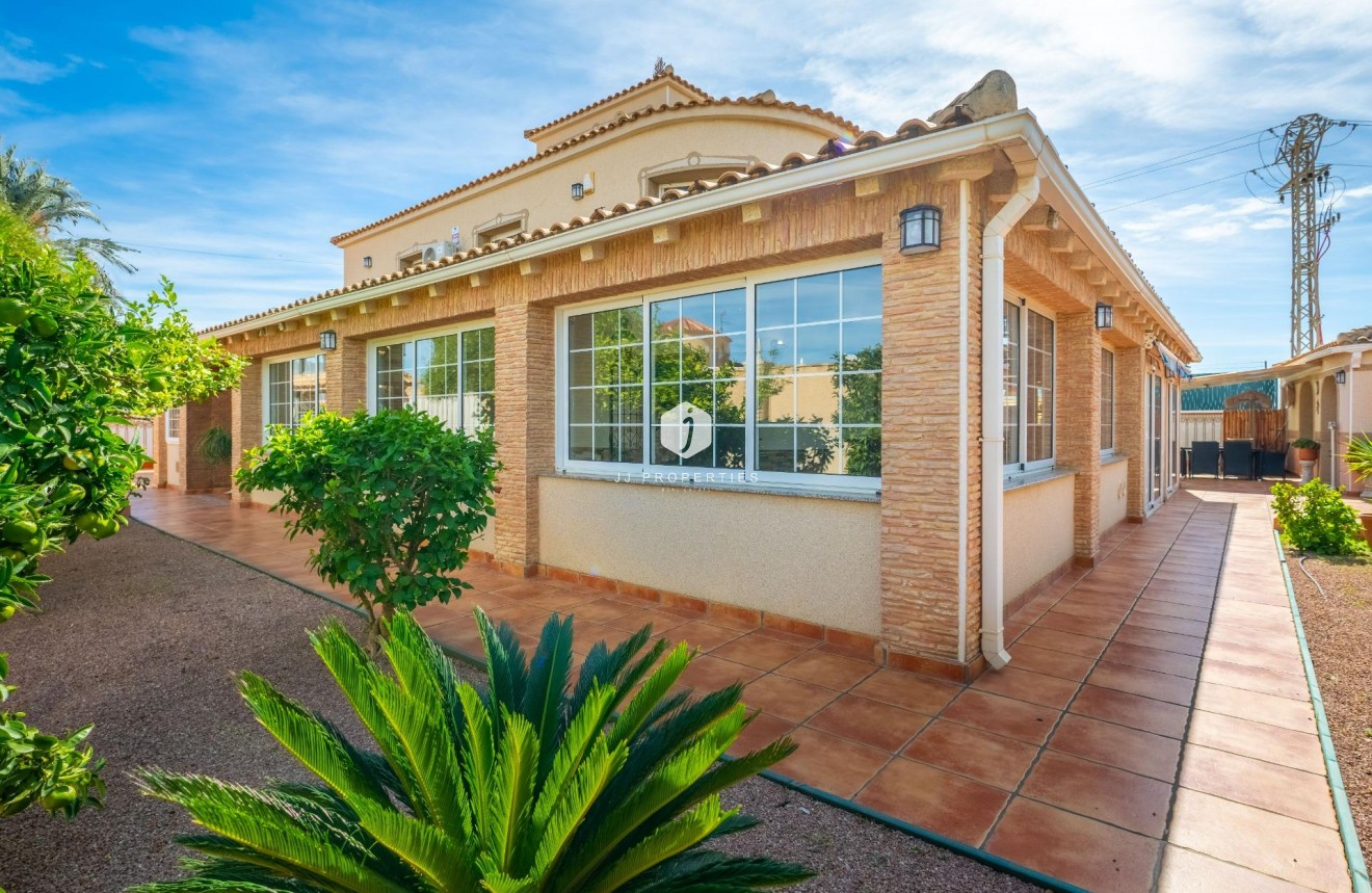 Resale - Villa -
Torrevieja - El chaparral