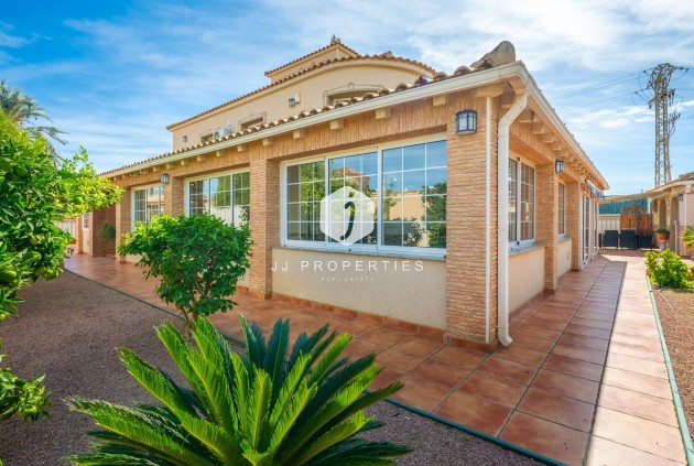 Resale - Villa -
Torrevieja - El chaparral