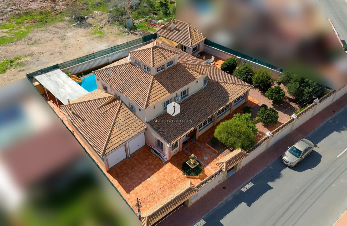 Resale - Villa -
Torrevieja - El chaparral