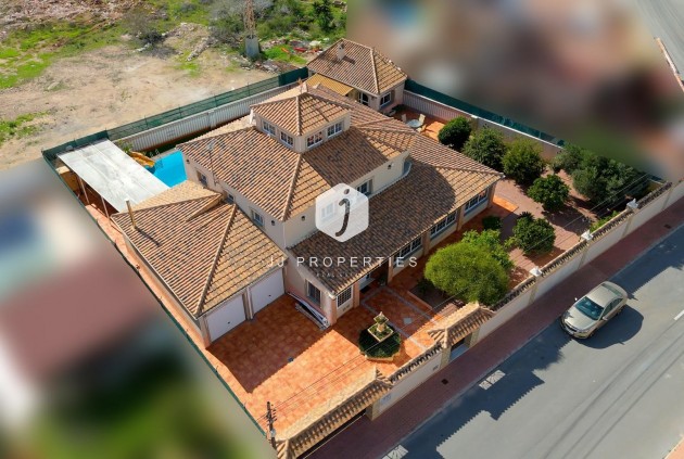 Resale - Villa -
Torrevieja - El chaparral