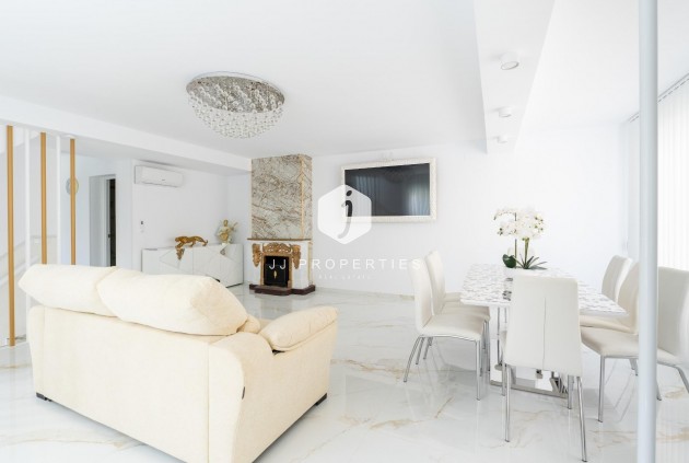 Resale - Chalet -
Torrevieja - Punta prima