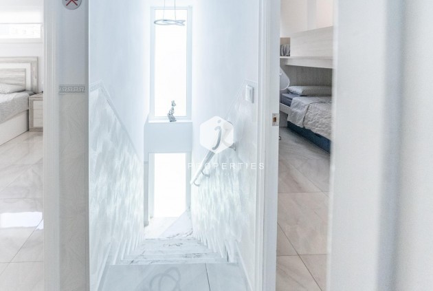 Resale - Chalet -
Torrevieja - Punta prima