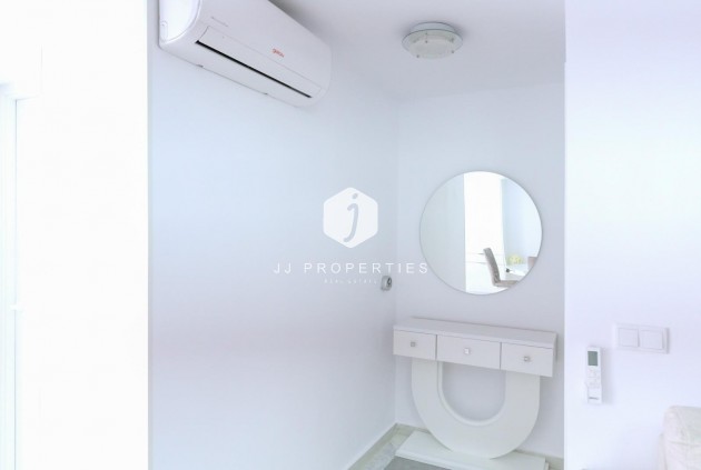 Resale - Chalet -
Torrevieja - Punta prima