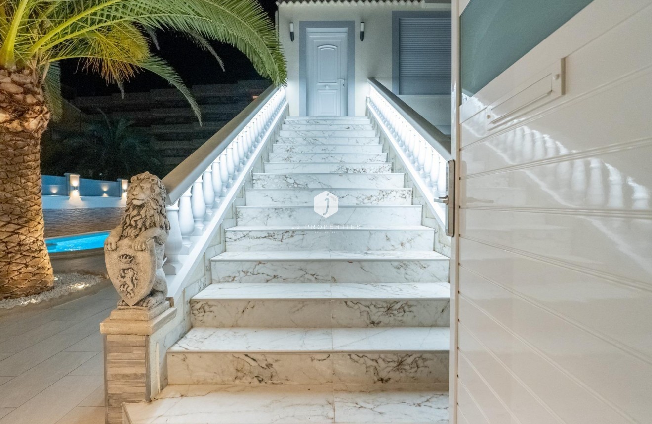 Resale - Chalet -
Torrevieja - Punta prima