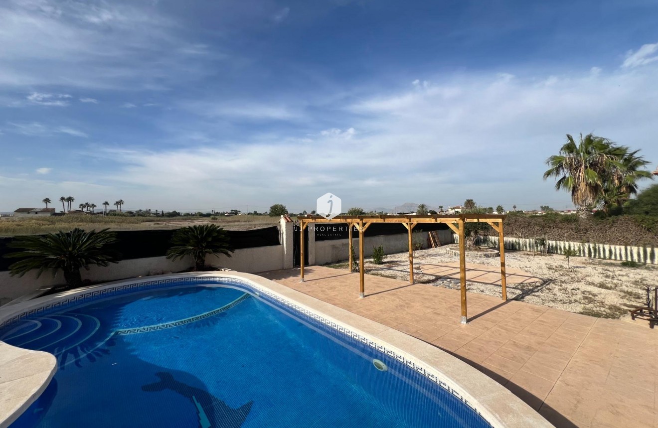 Resale - Villa -
Dolores - Cmno. Escorredor