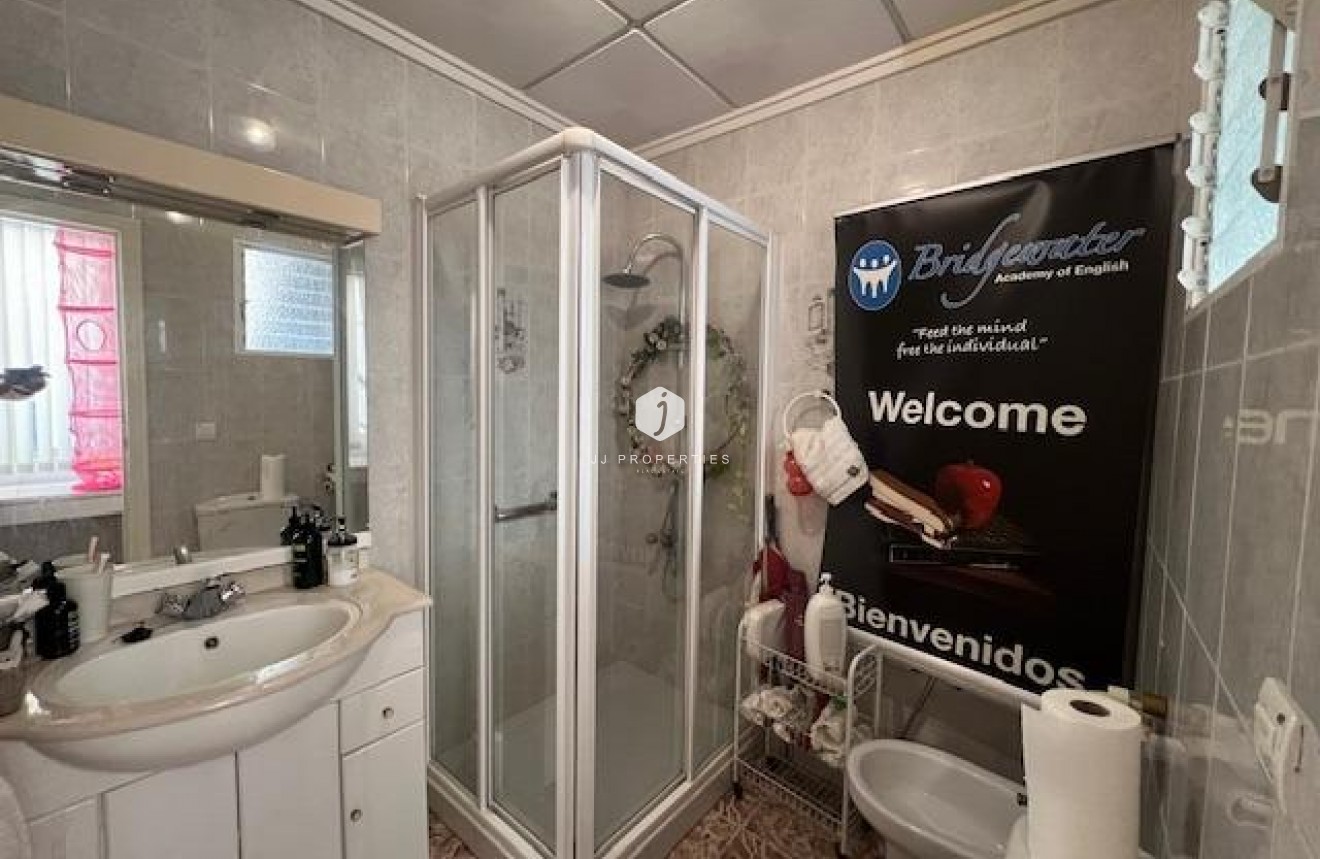 Resale - Chalet -
Dolores - Centro