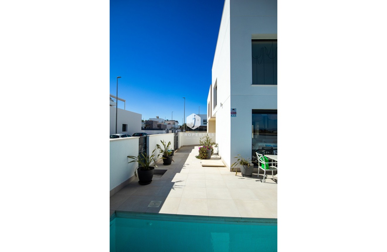 Resale - Villa -
Daya Vieja