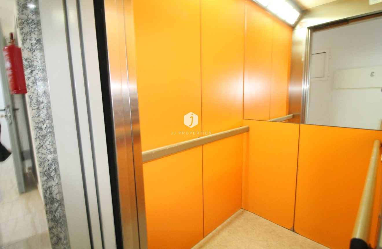 Resale - Apartment / flat -
Torrevieja - Centro