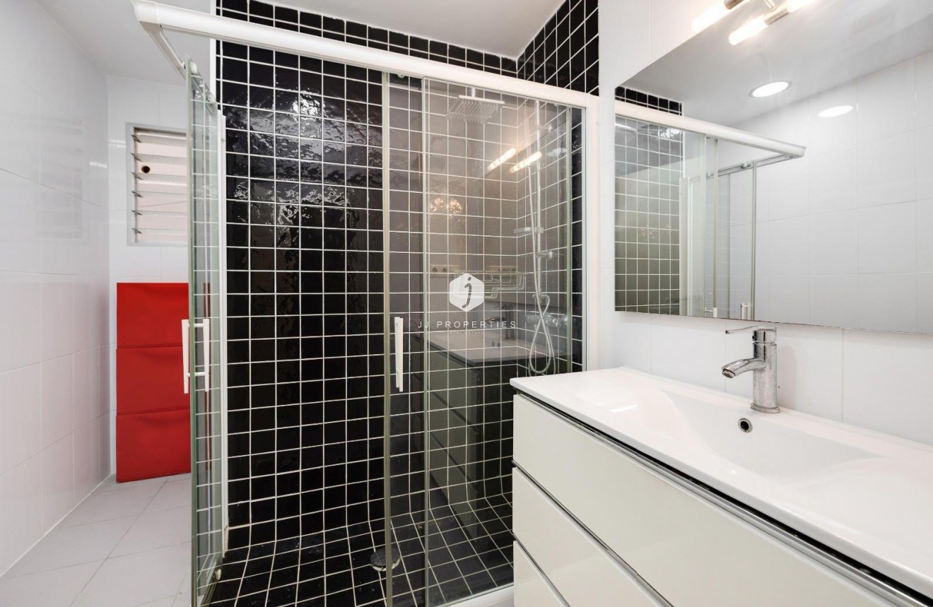 Z drugiej ręki - Mieszkanie w bloku -
Torrevieja - Acequion