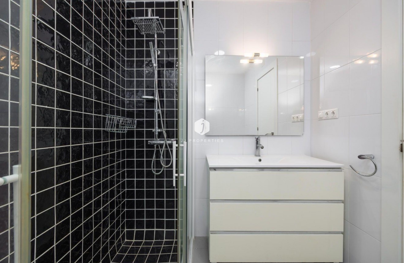 Z drugiej ręki - Mieszkanie w bloku -
Torrevieja - Acequion