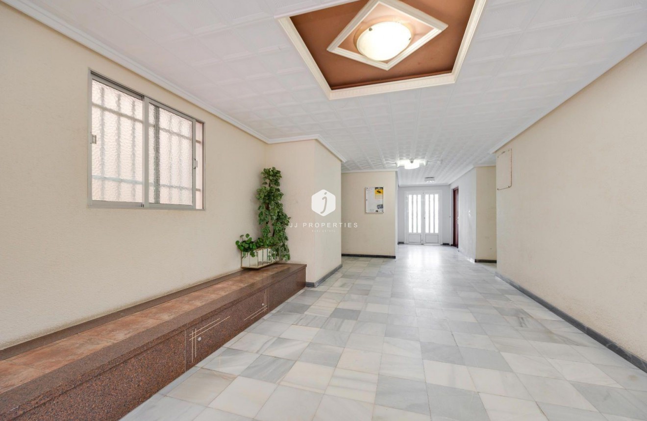 Z drugiej ręki - Mieszkanie w bloku -
Torrevieja - Acequion