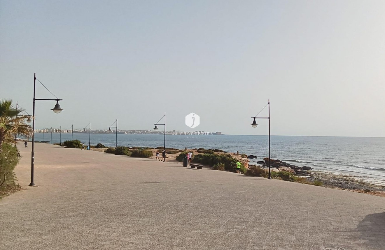 Resale - Apartment / flat -
Torrevieja - Punta prima