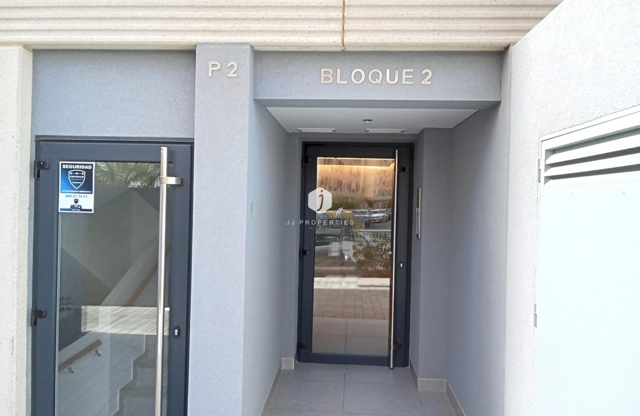 Resale - Apartment / flat -
Torrevieja - Punta prima