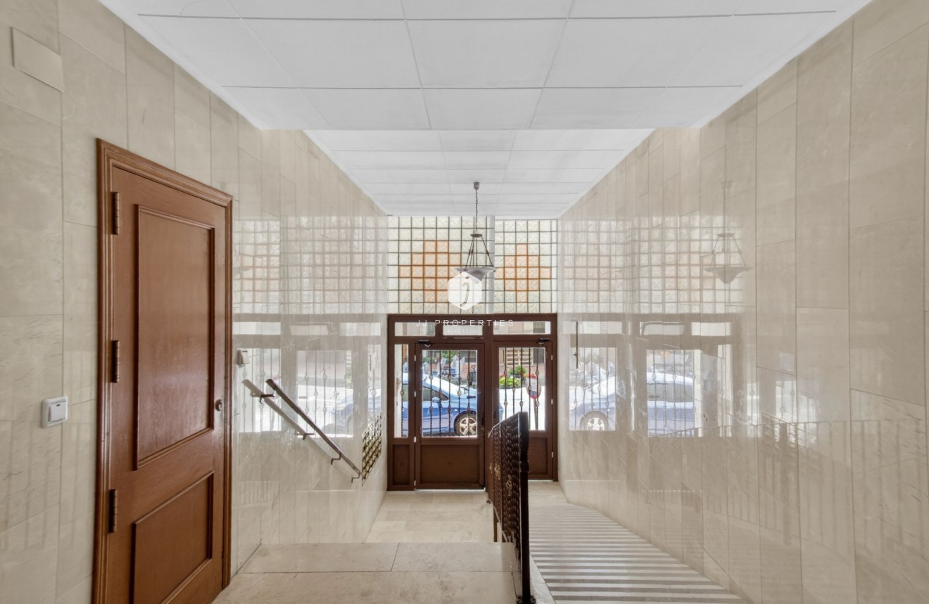 Wynajem długoterminowy - Mieszkanie w bloku -
Torrevieja - Playa del cura