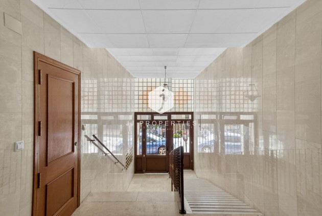 Wynajem długoterminowy - Mieszkanie w bloku -
Torrevieja - Playa del cura