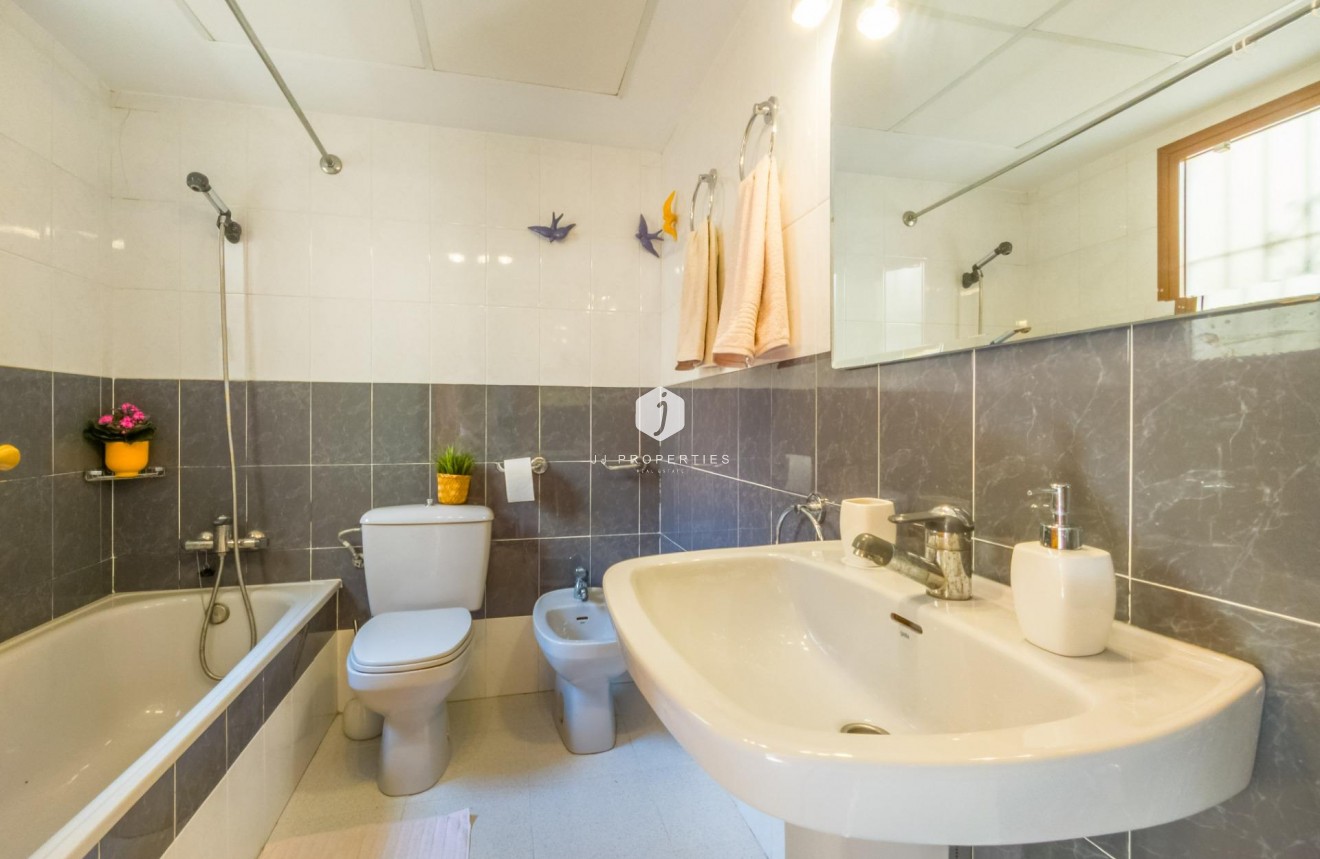 Z drugiej ręki - Mieszkanie w bloku -
Torrevieja - Centro