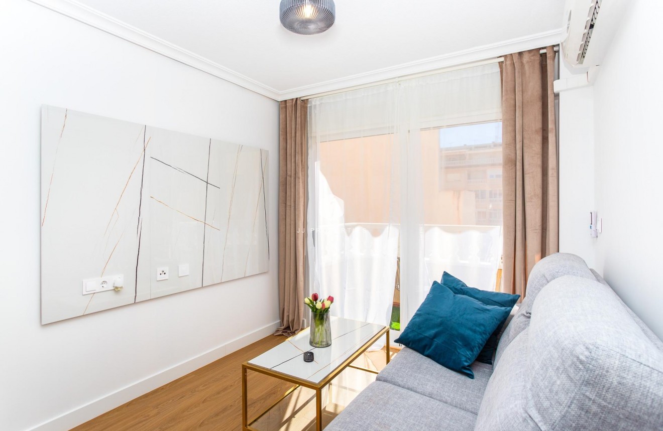 Z drugiej ręki - Mieszkanie w bloku -
Torrevieja - Centro