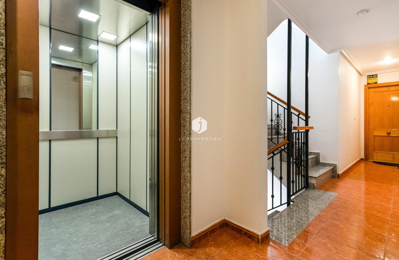 Z drugiej ręki - Mieszkanie w bloku -
Torrevieja - Centro