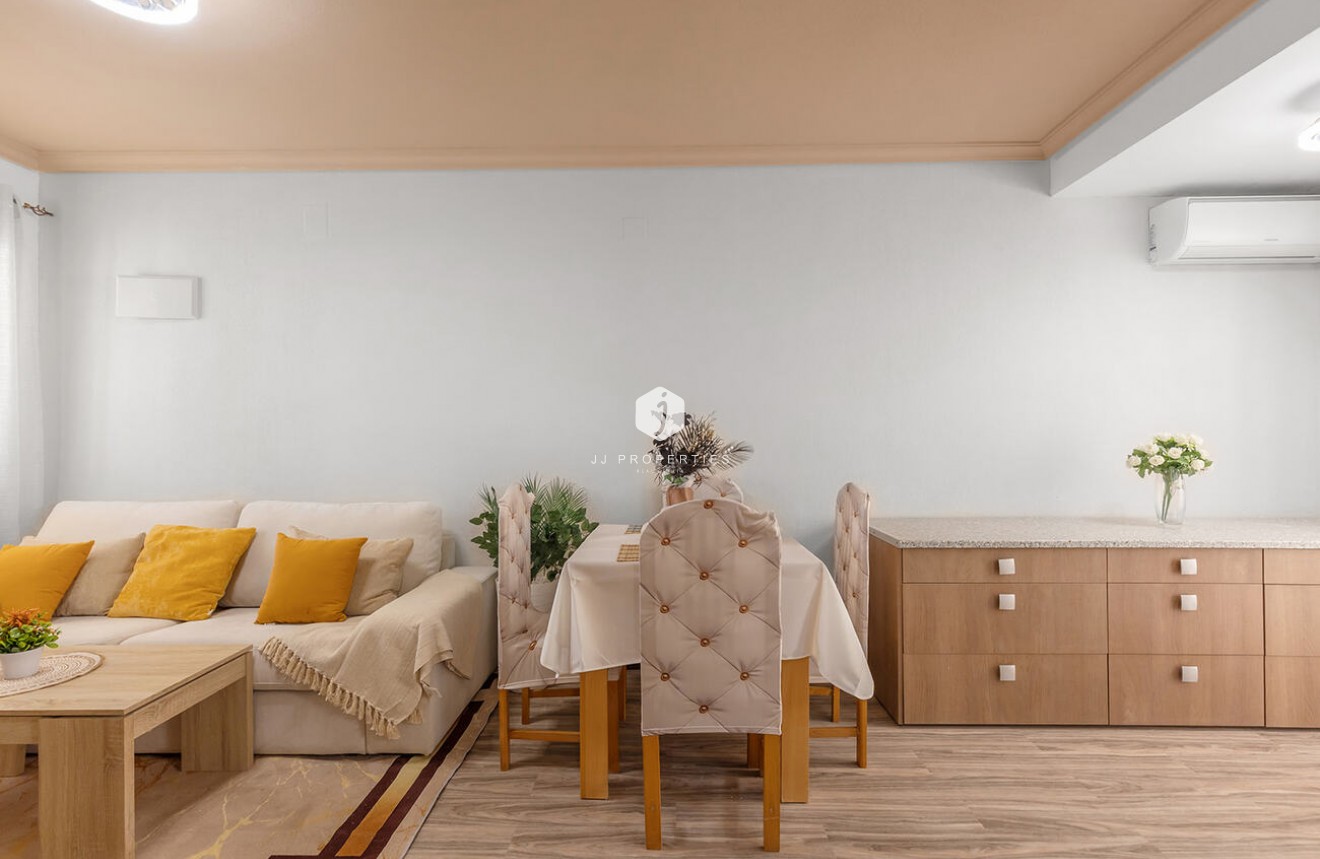 Z drugiej ręki - Szalet -
Orihuela Costa - Villamartín